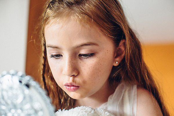 포토 JPG 서양인 외국인 백인 해외기획촬영 긴머리 응시 여자 어린이 땋은머리 실내 한명 사람 상반신 아웃포커스 화장 유치원생 거울 손거울 입내밀기 주근깨 2015년태국 여자만 여자한명만 어린이만 소녀만 소녀한명만 국내포토 1 헤어스타일 시선 모션 촬영기법 인종 내부 뷰티 점 파일형식