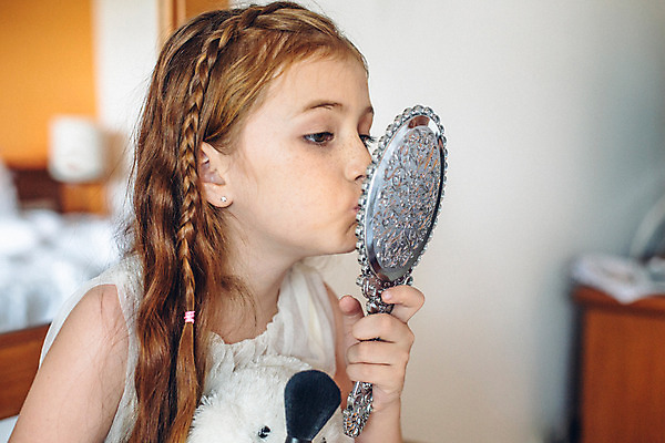 포토 JPG 서양인 외국인 백인 해외기획촬영 긴머리 응시 여자 어린이 인형 땋은머리 실내 한명 들기 사람 상반신 아웃포커스 화장 유치원생 거울 붓 손거울 주근깨 2015년태국 여자만 여자한명만 어린이만 소녀만 소녀한명만 국내포토 1 헤어스타일 시선 모션 촬영기법 인종 내부 뷰티 점 파일형식