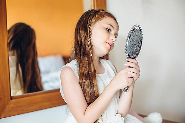 포토 JPG 서양인 외국인 백인 해외기획촬영 긴머리 응시 여자 어린이 땋은머리 실내 한명 들기 사람 상반신 화장 유치원생 거울 손거울 주근깨 2015년태국 여자만 여자한명만 어린이만 소녀만 소녀한명만 국내포토 1 헤어스타일 시선 모션 인종 내부 뷰티 점 파일형식