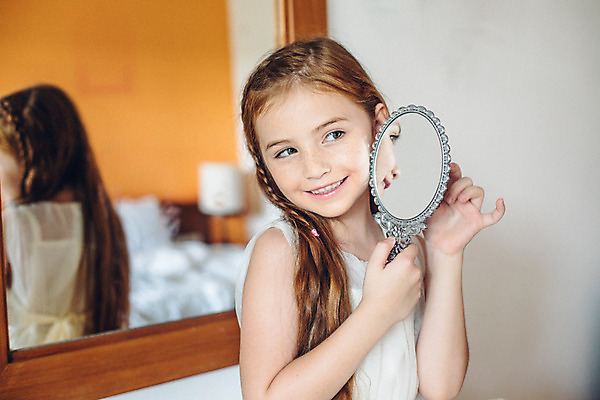 포토 JPG 서양인 외국인 백인 해외기획촬영 긴머리 여자 어린이 땋은머리 실내 한명 미소 들기 사람 상반신 앞모습 화장 유치원생 손거울 주근깨 2015년태국 여자만 여자한명만 어린이만 소녀만 소녀한명만 국내포토 1 헤어스타일 뷰포인트 모션 표정 인종 내부 뷰티 거울 점 파일형식