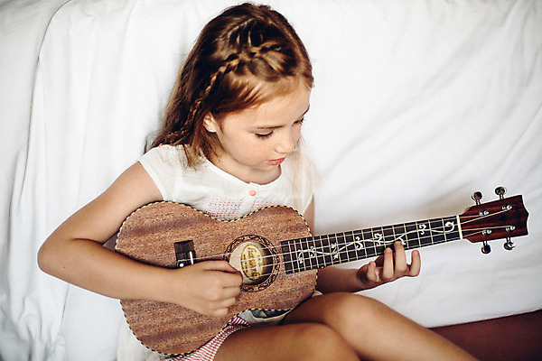 포토 JPG 서양인 외국인 백인 해외기획촬영 여자 어린이 악기 연주 땋은머리 실내 한명 사람 앉기 상반신 앞모습 기댐 유치원생 침실 잠옷 침대 우쿨렐레 주근깨 2015년태국 여자만 여자한명만 어린이만 소녀만 소녀한명만 내려보기 국내포토 1 헤어스타일 옷 음악 뷰포인트 가구 모션 현악기 인종 내부 점 파일형식