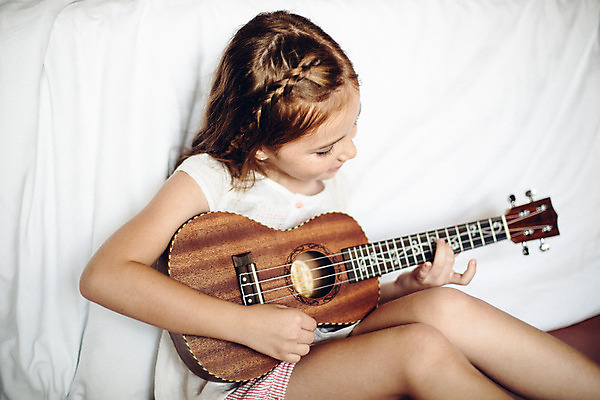 포토 JPG 서양인 외국인 백인 해외기획촬영 여자 어린이 악기 연주 땋은머리 실내 한명 사람 앉기 상반신 기댐 유치원생 침실 잠옷 침대 우쿨렐레 2015년태국 여자만 여자한명만 어린이만 소녀만 소녀한명만 내려보기 국내포토 1 헤어스타일 옷 음악 가구 모션 현악기 인종 내부 파일형식