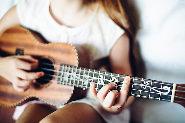 포토 JPG 서양인 외국인 백인 해외기획촬영 손 여자 어린이 악기 연주 실내 한명 사람 앉기 상반신 아웃포커스 신체부위 유치원생 우쿨렐레 2015년태국 어린이만 국내포토 1 음악 모션 현악기 촬영기법 인종 내부 파일형식