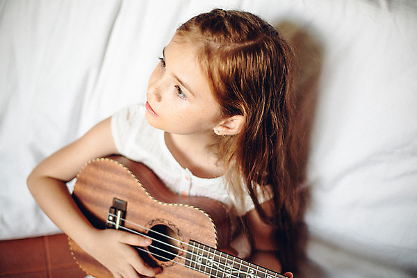 포토 JPG 서양인 외국인 백인 해외기획촬영 여자 어린이 악기 연주 실내 한명 사람 앉기 상반신 기댐 유치원생 침실 잠옷 올려보기 침대 우쿨렐레 주근깨 2015년태국 여자만 여자한명만 어린이만 소녀만 소녀한명만 국내포토 1 옷 음악 가구 모션 현악기 인종 내부 점 파일형식