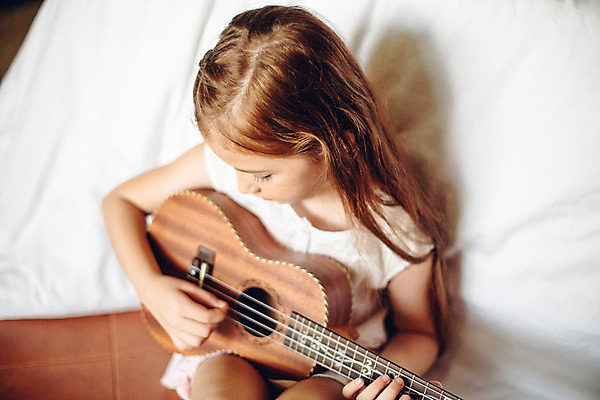 포토 JPG 서양인 외국인 백인 해외기획촬영 긴머리 여자 어린이 악기 연주 실내 한명 사람 앉기 상반신 앞모습 기댐 유치원생 침실 잠옷 침대 우쿨렐레 2015년태국 여자만 여자한명만 어린이만 소녀만 소녀한명만 내려보기 국내포토 1 헤어스타일 옷 음악 뷰포인트 가구 모션 현악기 인종 내부 파일형식