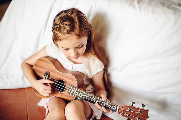 포토 JPG 서양인 외국인 백인 해외기획촬영 긴머리 여자 어린이 악기 연주 땋은머리 실내 한명 사람 앉기 상반신 앞모습 기댐 유치원생 침실 잠옷 침대 우쿨렐레 주근깨 2015년태국 여자만 여자한명만 어린이만 소녀만 소녀한명만 내려보기 국내포토 1 헤어스타일 옷 음악 뷰포인트 가구 모션 현악기 인종 내부 점 파일형식