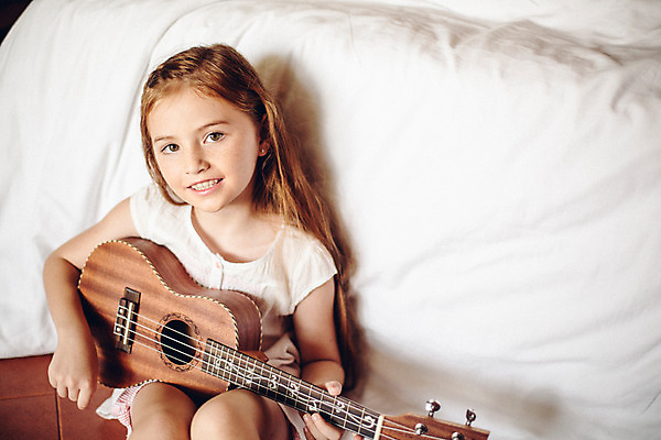 포토 JPG 서양인 외국인 백인 해외기획촬영 긴머리 여자 어린이 악기 연주 실내 한명 미소 사람 앉기 상반신 앞모습 기댐 유치원생 침실 잠옷 침대 우쿨렐레 주근깨 2015년태국 여자만 여자한명만 어린이만 소녀만 소녀한명만 국내포토 1 헤어스타일 옷 음악 뷰포인트 가구 모션 현악기 표정 인종 내부 점 파일형식
