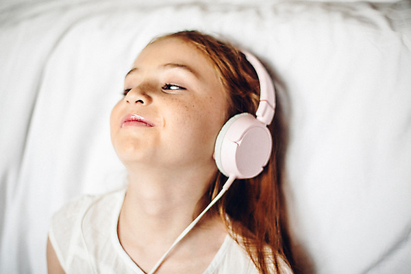 포토 JPG 서양인 외국인 백인 해외기획촬영 여자 어린이 실내 한명 사람 상반신 아웃포커스 헤드폰 기댐 유치원생 음악감상 침실 잠옷 침대 주근깨 2015년태국 여자만 여자한명만 어린이만 소녀만 소녀한명만 국내포토 1 옷 음향기기 가구 모션 촬영기법 인종 내부 감상 점 파일형식