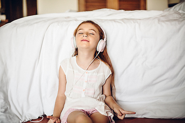 포토 JPG 서양인 외국인 백인 해외기획촬영 여자 어린이 실내 한명 사람 앉기 손짓 상반신 앞모습 눈감음 헤드폰 기댐 유치원생 음악감상 침실 잠옷 침대 주근깨 2015년태국 여자만 여자한명만 어린이만 소녀만 소녀한명만 국내포토 1 옷 뷰포인트 음향기기 가구 모션 인종 내부 감상 점 파일형식