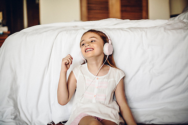 포토 JPG 서양인 외국인 백인 해외기획촬영 여자 어린이 실내 한명 미소 사람 앉기 손짓 상반신 앞모습 헤드폰 기댐 유치원생 음악감상 기쁨 침실 잠옷 침대 즐거움 주근깨 2015년태국 여자만 여자한명만 어린이만 소녀만 소녀한명만 국내포토 1 옷 감정 뷰포인트 음향기기 가구 모션 표정 인종 내부 감상 점 파일형식