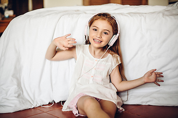 포토 JPG 서양인 외국인 백인 해외기획촬영 긴머리 여자 어린이 실내 한명 미소 사람 앉기 손짓 상반신 앞모습 헤드폰 기댐 유치원생 음악감상 기쁨 침실 잠옷 침대 즐거움 주근깨 2015년태국 여자만 여자한명만 어린이만 소녀만 소녀한명만 국내포토 1 헤어스타일 옷 감정 뷰포인트 음향기기 가구 모션 표정 인종 내부 감상 점 파일형식