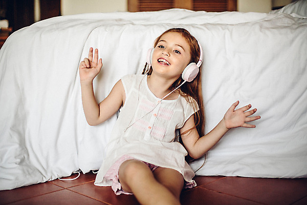 포토 JPG 서양인 외국인 백인 해외기획촬영 긴머리 여자 어린이 실내 한명 미소 사람 앉기 손짓 상반신 앞모습 헤드폰 기댐 유치원생 음악감상 기쁨 침실 잠옷 침대 즐거움 주근깨 2015년태국 여자만 여자한명만 어린이만 소녀만 소녀한명만 국내포토 1 헤어스타일 옷 감정 뷰포인트 음향기기 가구 모션 표정 인종 내부 감상 점 파일형식