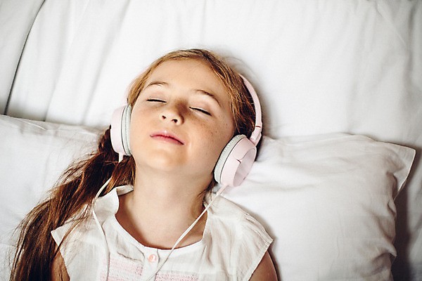 포토 JPG 서양인 외국인 백인 해외기획촬영 긴머리 여자 어린이 베개 실내 한명 사람 상반신 앞모습 눈감음 헤드폰 기댐 유치원생 음악감상 침실 잠옷 침대 파마 주근깨 2015년태국 여자만 여자한명만 어린이만 소녀만 소녀한명만 국내포토 1 헤어스타일 옷 뷰포인트 음향기기 가구 침구 모션 인종 내부 감상 점 파일형식