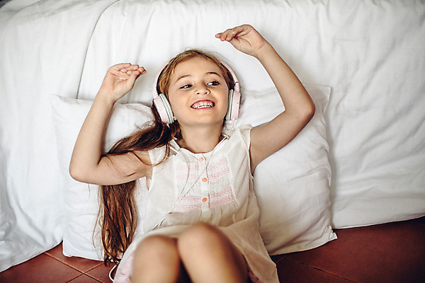 포토 JPG 서양인 외국인 백인 해외기획촬영 긴머리 여자 어린이 베개 실내 한명 미소 사람 앉기 상반신 앞모습 손들기 헤드폰 기댐 유치원생 음악감상 침실 잠옷 침대 파마 2015년태국 여자만 여자한명만 어린이만 소녀만 소녀한명만 국내포토 1 헤어스타일 옷 뷰포인트 음향기기 가구 침구 모션 표정 인종 내부 감상 파일형식