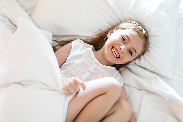 포토 JPG 서양인 외국인 백인 해외기획촬영 여자 어린이 베개 침구 땋은머리 실내 한명 미소 웃음 사람 상반신 앞모습 눕기 유치원생 침실 이불 잠옷 침대 주근깨 웅크림 2015년태국 여자만 여자한명만 어린이만 소녀만 소녀한명만 국내포토 1 헤어스타일 옷 뷰포인트 가구 모션 표정 인종 내부 점 파일형식