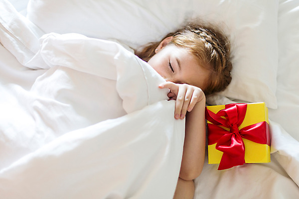 포토 JPG 서양인 외국인 백인 해외기획촬영 여자 리본 어린이 컬러 베개 땋은머리 실내 선물 한명 사람 상반신 앞모습 빨간색 선물상자 노란색 눈감음 유치원생 침실 이불 잠옷 침대 잡기 잠 주근깨 2015년태국 여자만 여자한명만 어린이만 소녀만 소녀한명만 국내포토 1 헤어스타일 옷 뷰포인트 가구 침구 모션 인종 내부 상자 점 파일형식