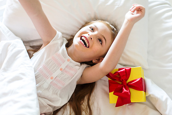 포토 JPG 서양인 외국인 백인 해외기획촬영 여자 리본 어린이 베개 실내 선물 한명 웃음 사람 상반신 앞모습 빨간색 선물상자 노란색 손들기 유치원생 기쁨 침실 이불 잠옷 올려보기 침대 주근깨 2015년태국 여자만 여자한명만 어린이만 소녀만 소녀한명만 국내포토 1 옷 감정 뷰포인트 컬러 가구 침구 모션 표정 인종 내부 상자 점 파일형식