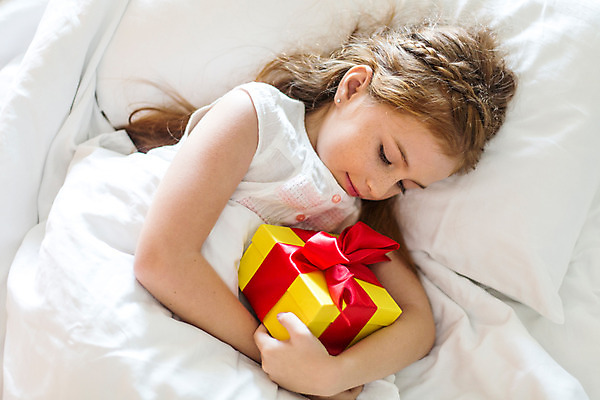 포토 JPG 서양인 외국인 백인 해외기획촬영 여자 리본 어린이 컬러 베개 안기 땋은머리 실내 선물 한명 미소 사람 상반신 빨간색 선물상자 노란색 눈감음 유치원생 침실 이불 잠옷 침대 잠 주근깨 2015년태국 여자만 여자한명만 어린이만 소녀만 소녀한명만 국내포토 1 헤어스타일 옷 가구 침구 모션 표정 인종 내부 상자 점 파일형식