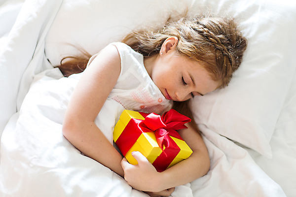 포토 JPG 서양인 외국인 백인 해외기획촬영 여자 리본 어린이 컬러 베개 안기 땋은머리 실내 선물 한명 미소 사람 상반신 빨간색 선물상자 노란색 눈감음 유치원생 침실 이불 잠옷 침대 잠 주근깨 2015년태국 여자만 여자한명만 어린이만 소녀만 소녀한명만 국내포토 1 헤어스타일 옷 가구 침구 모션 표정 인종 내부 상자 점 파일형식