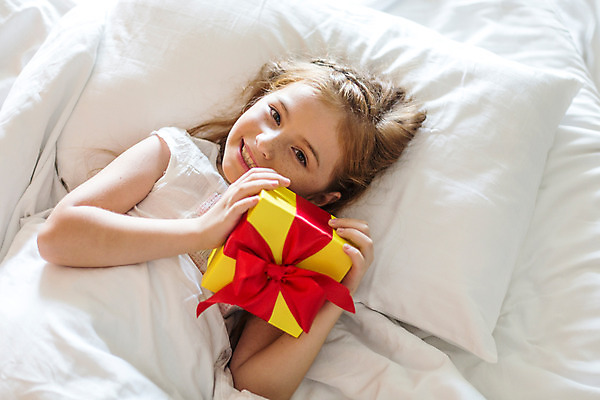 포토 JPG 서양인 외국인 백인 해외기획촬영 여자 리본 어린이 컬러 베개 실내 선물 한명 미소 들기 사람 상반신 앞모습 빨간색 선물상자 눕기 노란색 유치원생 침실 이불 잠옷 침대 주근깨 2015년태국 여자만 여자한명만 어린이만 소녀만 소녀한명만 국내포토 1 옷 뷰포인트 가구 침구 모션 표정 인종 내부 상자 점 파일형식