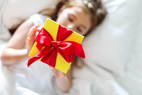 포토 JPG 서양인 외국인 백인 해외기획촬영 여자 리본 어린이 컬러 실내 선물 한명 사람 아웃포커스 빨간색 선물상자 노란색 유치원생 침실 침대 2015년태국 여자만 여자한명만 어린이만 소녀만 소녀한명만 국내포토 1 가구 촬영기법 인종 내부 상자 파일형식