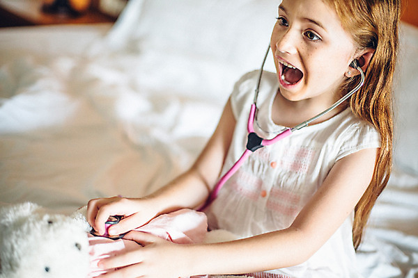 포토 JPG 서양인 외국인 백인 해외기획촬영 여자 어린이 인형 청진기 놀이 실내 입벌림 한명 사람 앉기 상반신 놀람 유치원생 침실 진료 잠옷 침대 토끼인형 주근깨 병원놀이 2015년태국 여자만 여자한명만 어린이만 소녀만 소녀한명만 국내포토 1 옷 감정 가구 의학 의료기기 모션 표정 인종 내부 토끼 점 파일형식