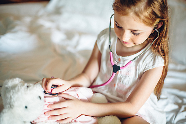 포토 JPG 서양인 외국인 백인 해외기획촬영 여자 어린이 인형 청진기 놀이 실내 한명 사람 앉기 상반신 앞모습 유치원생 침실 진료 잠옷 침대 토끼인형 주근깨 병원놀이 2015년태국 여자만 여자한명만 어린이만 소녀만 소녀한명만 내려보기 국내포토 1 옷 뷰포인트 가구 의학 의료기기 모션 인종 내부 토끼 점 파일형식