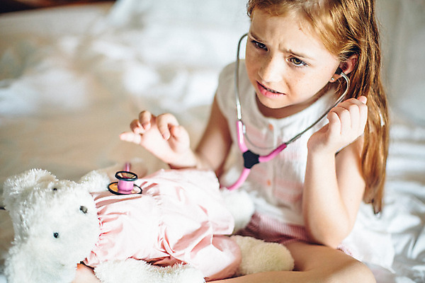 포토 JPG 서양인 외국인 백인 해외기획촬영 여자 어린이 인형 청진기 놀이 실내 한명 사람 앉기 상반신 아웃포커스 유치원생 침실 진료 잠옷 슬픔 침대 토끼인형 주근깨 병원놀이 심각 2015년태국 여자만 여자한명만 어린이만 소녀만 소녀한명만 국내포토 1 옷 감정 가구 컨셉 의학 의료기기 모션 촬영기법 인종 내부 토끼 점 파일형식