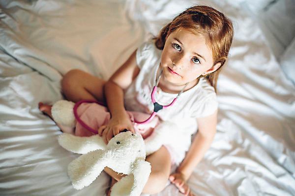 포토 JPG 전신 서양인 외국인 백인 해외기획촬영 여자 어린이 인형 청진기 놀이 실내 한명 사람 하이앵글 유치원생 침실 잠옷 올려보기 침대 가부좌 토끼인형 주근깨 병원놀이 2015년태국 여자만 여자한명만 어린이만 소녀만 소녀한명만 국내포토 1 옷 뷰포인트 가구 의료기기 모션 앉기 인종 내부 토끼 점 파일형식
