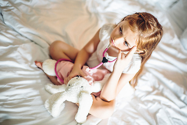 포토 JPG 전신 서양인 외국인 백인 해외기획촬영 여자 어린이 인형 청진기 맨발 놀이 실내 한명 사람 손짓 하이앵글 유치원생 침실 잠옷 올려보기 침대 잡기 고민 가부좌 토끼인형 주근깨 병원놀이 2015년태국 여자만 여자한명만 어린이만 소녀만 소녀한명만 국내포토 1 옷 감정 뷰포인트 가구 의료기기 모션 발 앉기 인종 내부 토끼 점 파일형식