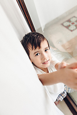 포토 JPG 전신 서양인 외국인 백인 해외기획촬영 남자 어린이 장난 창문 실내 한명 서기 미소 사람 유치원생 잠옷 커튼 손내밀기 숨기 2015년태국 남자만 남자한명만 어린이만 소년만 소년한명만 국내포토 1 옷 모션 표정 인종 손짓 내부 파일형식