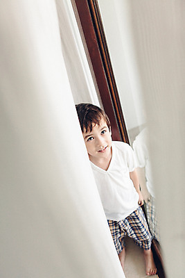 포토 JPG 전신 서양인 외국인 백인 해외기획촬영 남자 어린이 장난 창문 맨발 실내 한명 서기 미소 사람 앞모습 유치원생 잠옷 올려보기 커튼 숨기 2015년태국 남자만 남자한명만 어린이만 소년만 소년한명만 국내포토 1 옷 뷰포인트 모션 발 표정 인종 내부 파일형식