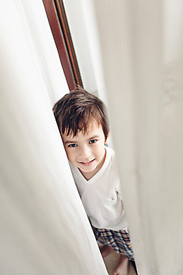포토 JPG 서양인 외국인 백인 해외기획촬영 남자 어린이 장난 창문 실내 한명 서기 미소 사람 상반신 유치원생 잠옷 커튼 숨기 2015년태국 남자만 남자한명만 어린이만 소년만 소년한명만 국내포토 1 옷 모션 표정 인종 내부 파일형식
