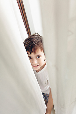 포토 JPG 서양인 외국인 백인 해외기획촬영 남자 어린이 장난 창문 실내 한명 서기 미소 사람 상반신 하이앵글 유치원생 잠옷 커튼 숨기 2015년태국 남자만 남자한명만 어린이만 소년만 소년한명만 국내포토 1 옷 뷰포인트 모션 표정 인종 내부 파일형식