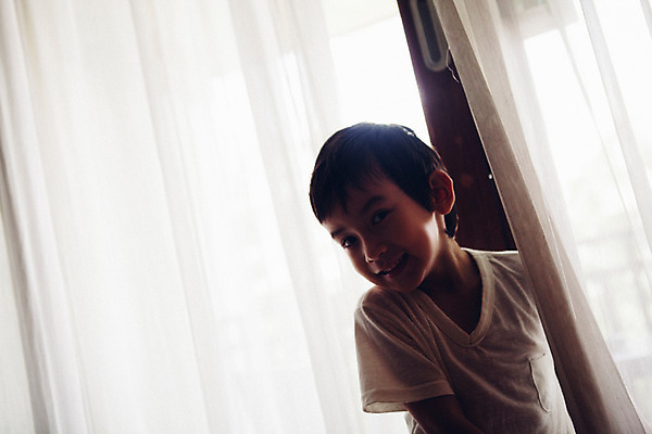 포토 JPG 서양인 외국인 백인 해외기획촬영 남자 어린이 장난 창문 실내 한명 미소 사람 상반신 앞모습 유치원생 잠옷 커튼 역광 숨기 2015년태국 남자만 남자한명만 어린이만 소년만 소년한명만 국내포토 1 옷 뷰포인트 모션 표정 인종 내부 파일형식