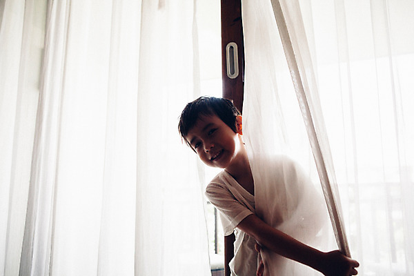 포토 JPG 서양인 외국인 백인 해외기획촬영 남자 어린이 장난 창문 실내 한명 미소 사람 상반신 앞모습 유치원생 잠옷 잡기 커튼 역광 숨기 2015년태국 남자만 남자한명만 어린이만 소년만 소년한명만 국내포토 1 옷 뷰포인트 모션 표정 인종 내부 파일형식