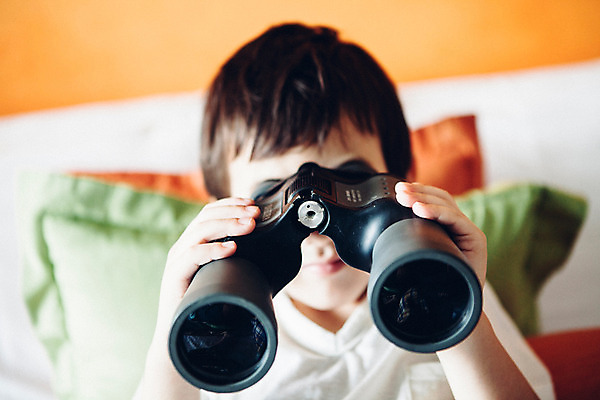 포토 JPG 서양인 외국인 백인 해외기획촬영 손 남자 어린이 실내 한명 들기 사람 상반신 앞모습 아웃포커스 신체부위 유치원생 망원경 관찰 2015년태국 어린이만 국내포토 1 뷰포인트 모션 촬영기법 인종 내부 파일형식