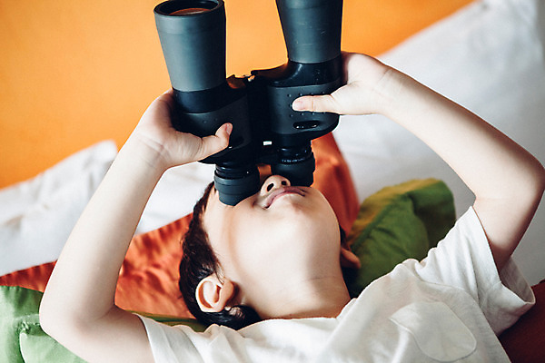 포토 JPG 서양인 외국인 백인 해외기획촬영 남자 어린이 쿠션 베개 실내 한명 들기 사람 상반신 아웃포커스 눕기 유치원생 쌍안경 망원경 침실 관찰 2015년태국 남자만 남자한명만 어린이만 소년만 소년한명만 국내포토 1 침구 모션 촬영기법 인종 내부 파일형식