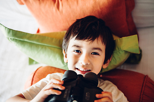 포토 JPG 서양인 외국인 백인 해외기획촬영 남자 어린이 쿠션 베개 실내 한명 미소 들기 사람 상반신 앞모습 아웃포커스 눕기 유치원생 쌍안경 망원경 침실 2015년태국 남자만 남자한명만 어린이만 소년만 소년한명만 국내포토 1 뷰포인트 침구 모션 촬영기법 표정 인종 내부 파일형식