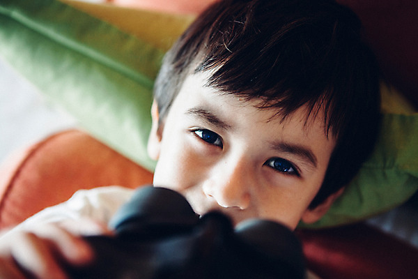 포토 JPG 서양인 외국인 백인 해외기획촬영 남자 얼굴 어린이 실내 한명 들기 사람 상반신 아웃포커스 신체부위 유치원생 쌍안경 망원경 2015년태국 남자만 남자한명만 어린이만 소년만 소년한명만 국내포토 1 모션 촬영기법 인종 내부 파일형식