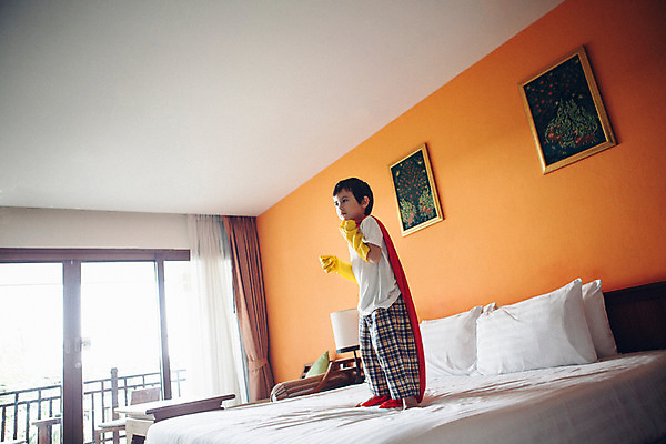 포토 JPG 전신 서양인 외국인 백인 해외기획촬영 남자 어린이 포즈 창문 베개 놀이 실내 한명 서기 사람 옆모습 유치원생 침실 잠옷 침대 스탠드 망토 고무장갑 슈퍼맨 2015년태국 남자만 남자한명만 어린이만 소년만 소년한명만 국내포토 1 옷 뷰포인트 가구 장갑 침구 모션 조명 인종 내부 영웅 고무 파일형식