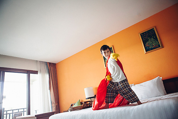 포토 JPG 전신 서양인 외국인 백인 해외기획촬영 남자 어린이 포즈 창문 베개 놀이 실내 한명 서기 사람 옆모습 유치원생 침실 잠옷 침대 스탠드 망토 고무장갑 슈퍼맨 2015년태국 남자만 남자한명만 어린이만 소년만 소년한명만 국내포토 1 옷 뷰포인트 가구 장갑 침구 모션 조명 인종 내부 영웅 고무 파일형식