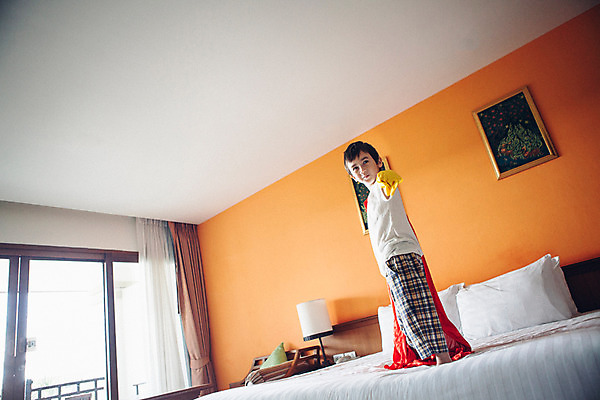 포토 JPG 서양인 외국인 백인 해외기획촬영 남자 어린이 포즈 창문 베개 놀이 실내 한명 서기 사람 상반신 옆모습 유치원생 침실 잠옷 침대 스탠드 망토 고무장갑 슈퍼맨 2015년태국 남자만 남자한명만 어린이만 소년만 소년한명만 국내포토 1 옷 뷰포인트 가구 장갑 침구 모션 조명 인종 내부 영웅 고무 파일형식