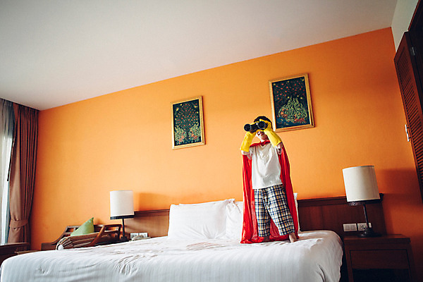 포토 JPG 서양인 외국인 백인 해외기획촬영 남자 어린이 베개 놀이 실내 한명 서기 들기 사람 상반신 유치원생 쌍안경 망원경 침실 잠옷 침대 스탠드 관찰 망토 고무장갑 슈퍼맨 탐색 협탁 2015년태국 남자만 남자한명만 어린이만 소년만 소년한명만 국내포토 1 옷 가구 장갑 침구 모션 조명 인종 내부 영웅 고무 파일형식