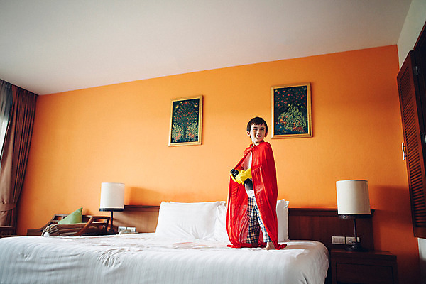 포토 JPG 서양인 외국인 백인 해외기획촬영 남자 어린이 베개 놀이 실내 한명 서기 들기 사람 상반신 유치원생 쌍안경 망원경 침실 잠옷 침대 스탠드 망토 고무장갑 슈퍼맨 협탁 2015년태국 남자만 남자한명만 어린이만 소년만 소년한명만 국내포토 1 옷 가구 장갑 침구 모션 조명 인종 내부 영웅 고무 파일형식