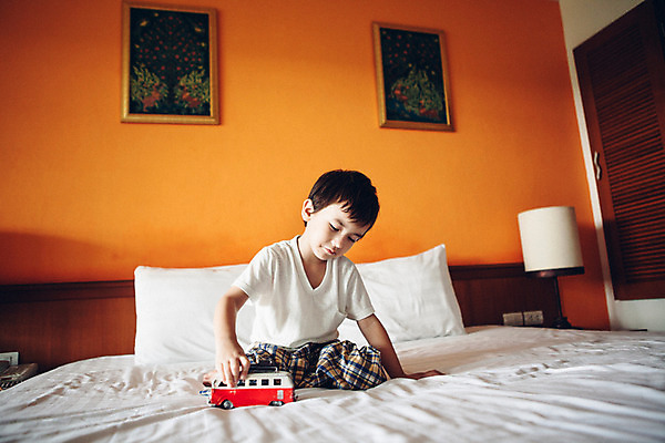 포토 JPG 전신 서양인 외국인 백인 해외기획촬영 남자 어린이 베개 놀이 실내 한명 사람 앉기 앞모습 장난감 유치원생 침실 잠옷 침대 스탠드 잡기 무릎꿇기 장난감자동차 자동차놀이 2015년태국 손짚기 남자만 남자한명만 어린이만 소년만 소년한명만 국내포토 1 옷 뷰포인트 가구 침구 모션 조명 인종 손짓 내부 파일형식