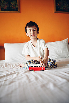 포토 JPG 전신 서양인 외국인 백인 해외기획촬영 남자 어린이 베개 놀이 실내 한명 미소 사람 앉기 앞모습 장난감 유치원생 침실 잠옷 침대 잡기 무릎꿇기 장난감자동차 자동차놀이 2015년태국 남자만 남자한명만 어린이만 소년만 소년한명만 국내포토 1 옷 뷰포인트 가구 침구 모션 표정 인종 내부 파일형식