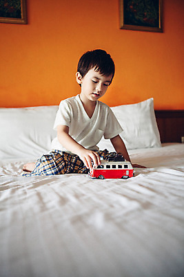 포토 JPG 전신 서양인 외국인 백인 해외기획촬영 남자 어린이 베개 맨발 놀이 실내 한명 사람 앉기 앞모습 장난감 유치원생 침실 잠옷 침대 잡기 무릎꿇기 장난감자동차 자동차놀이 2015년태국 남자만 남자한명만 어린이만 소년만 소년한명만 국내포토 1 옷 뷰포인트 가구 침구 모션 발 인종 내부 파일형식