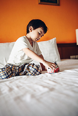 포토 JPG 서양인 외국인 백인 해외기획촬영 남자 어린이 베개 놀이 실내 한명 사람 앉기 상반신 장난감 유치원생 침실 잠옷 침대 잡기 무릎꿇기 장난감자동차 자동차놀이 2015년태국 남자만 남자한명만 어린이만 소년만 소년한명만 국내포토 1 옷 가구 침구 모션 인종 내부 파일형식