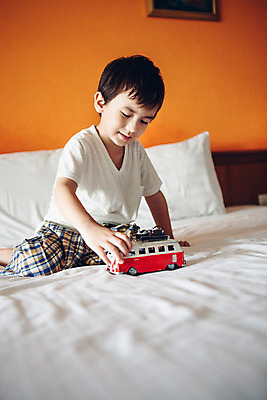 포토 JPG 서양인 외국인 백인 해외기획촬영 남자 어린이 베개 놀이 실내 한명 사람 앉기 상반신 앞모습 장난감 유치원생 침실 잠옷 침대 잡기 무릎꿇기 장난감자동차 즐거움 자동차놀이 2015년태국 남자만 남자한명만 어린이만 소년만 소년한명만 국내포토 1 옷 감정 뷰포인트 가구 침구 모션 인종 내부 파일형식